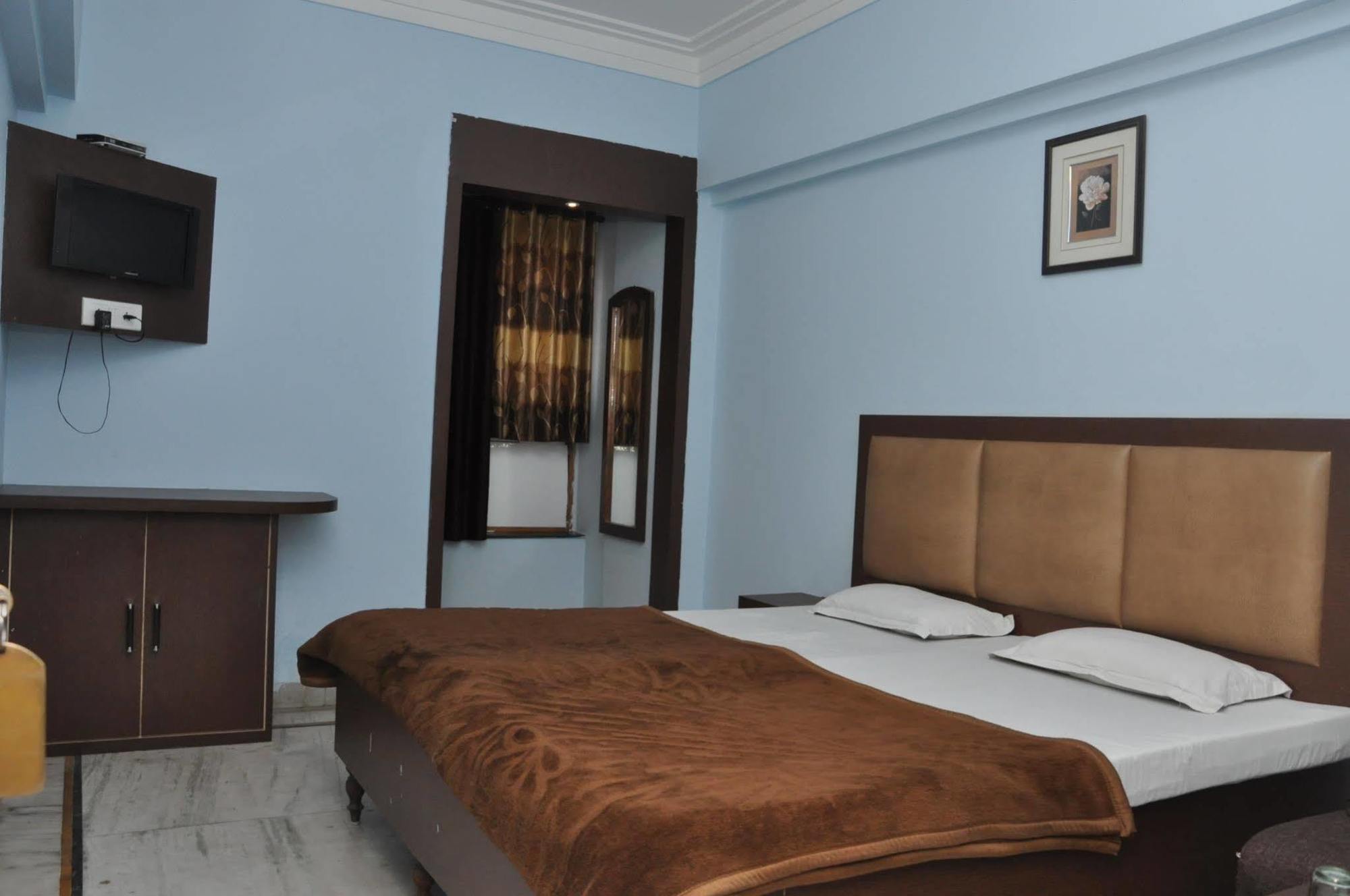 Vaccinated Staff - Oyo 5515 Hotel Blue Palace กวาลิออร์ ภายนอก รูปภาพ
